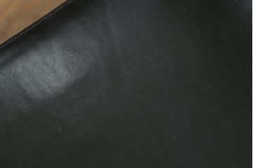 中古　Cassina(カッシーナ)　ル・コルビュジエ ピエール・ジャンヌレ シャルロット・ペリアン　LC1　洗練された佇まいと機能性に優れたスリングチェア(バスキュランチェア、アームチェア、椅子、イス、Le Corbusier)(定価539,000円)(R-070295)