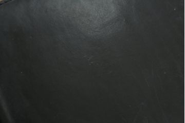 中古　Cassina(カッシーナ)　ル・コルビュジエ ピエール・ジャンヌレ シャルロット・ペリアン　LC1　洗練された佇まいと機能性に優れたスリングチェア(バスキュランチェア、アームチェア、椅子、イス、Le Corbusier)(定価539,000円)(R-070295)