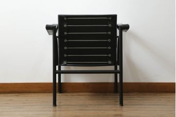 中古　Cassina(カッシーナ)　ル・コルビュジエ ピエール・ジャンヌレ シャルロット・ペリアン　LC1　洗練された佇まいと機能性に優れたスリングチェア(バスキュランチェア、アームチェア、椅子、イス、Le Corbusier)(定価539,000円)(R-070295)