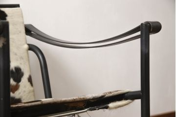 中古　ダメージあり　Cassina(カッシーナ)　ル・コルビュジエ ピエール・ジャンヌレ シャルロット・ペリアン　LC1　個性が光る!ワンランク上の空間づくりにおすすめなスリングチェア(バスキュランチェア、アームチェア、椅子、イス、Le Corbusier)(定価539,000円)(R-070296)