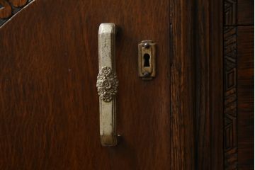 イギリスアンティーク　美品　オーク材　凝ったデザインが目を引くサイドボード(サイドキャビネット、収納棚、戸棚、引き出し、英国)(R-070297)