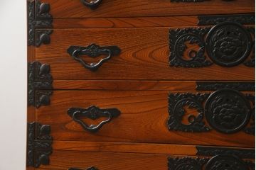 中古 美品 最高級の上手物!貫禄ただよう本漆塗りの仙台箪笥(衣装箪笥、引き出し、チェスト)(定価約100万円)(R-070311)