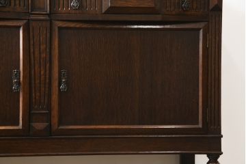 イギリスアンティーク　オーク材　クラシカルな雰囲気を醸し出すサイドボード(サイドキャビネット、収納棚、戸棚、英国)(R-070316)