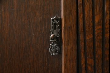 イギリスアンティーク　オーク材　クラシカルな雰囲気を醸し出すサイドボード(サイドキャビネット、収納棚、戸棚、英国)(R-070316)