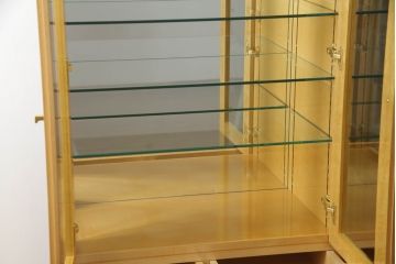中古　美品　バーズアイメープル　SPLENDOR(スプレンダー)　特徴的な杢目と直線的なデザインが美しいキャビネット(飾り棚、陳列棚、キュリオケース、ガラスケース)(定価約80万円)(R-070317)