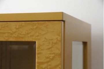 中古　美品　バーズアイメープル　SPLENDOR(スプレンダー)　特徴的な杢目と直線的なデザインが美しいキャビネット(飾り棚、陳列棚、キュリオケース、ガラスケース)(定価約80万円)(R-070317)