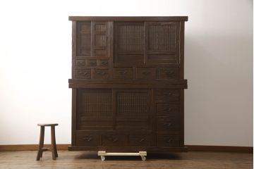 和製ビンテージ　幅1500ミリの希少サイズ　浮造り仕上げのアンティーク調重ね水屋箪笥(和風食器棚、和風キャビネット、収納棚、重ね戸棚、時代箪笥、茶箪笥、ヴィンテージ)(R-070318)