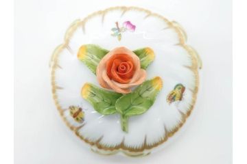ヘレンド　ハンガリー　HEREND HVNGARY　ヴィクトリアブーケ　繊細な花の装飾がおしゃれなシュガーポット(HUNGARY、ボンボン入れ、小物入れ、菓子器、洋食器)(R-070338)