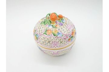 ヘレンド　ハンガリー　HEREND HVNGARY　ファンタジー　苺のつまみが可愛らしい透かしボンボン入れ(HUNGARY、いちご、イチゴ、ストロベリー、洋食器、菓子器、小物入れ)(R-070341)