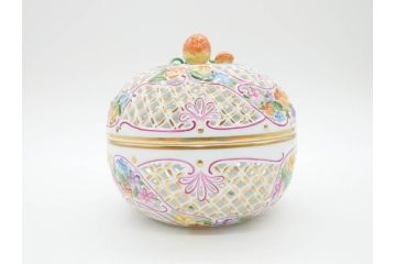 ヘレンド　ハンガリー　HEREND HVNGARY　ファンタジー　苺のつまみが可愛らしい透かしボンボン入れ(HUNGARY、いちご、イチゴ、ストロベリー、洋食器、菓子器、小物入れ)(R-070341)