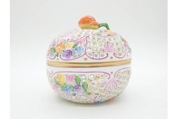 ヘレンド　ハンガリー　HEREND HVNGARY　ファンタジー　苺のつまみが可愛らしい透かしボンボン入れ(HUNGARY、いちご、イチゴ、ストロベリー、洋食器、菓子器、小物入れ)(R-070341)