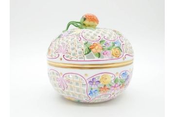 ヘレンド　ハンガリー　HEREND HVNGARY　ファンタジー　苺のつまみが可愛らしい透かしボンボン入れ(HUNGARY、いちご、イチゴ、ストロベリー、洋食器、菓子器、小物入れ)(R-070341)