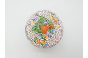 ヘレンド　ハンガリー　HEREND HVNGARY　ファンタジー　苺のつまみが可愛らしい透かしボンボン入れ(HUNGARY、いちご、イチゴ、ストロベリー、洋食器、菓子器、小物入れ)(R-070341)