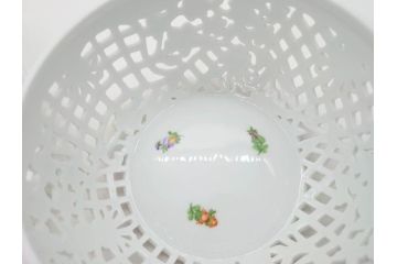 ヘレンド　ハンガリー　HEREND HVNGARY　ファンタジー　苺のつまみが可愛らしい透かしボンボン入れ(HUNGARY、いちご、イチゴ、ストロベリー、洋食器、菓子器、小物入れ)(R-070341)