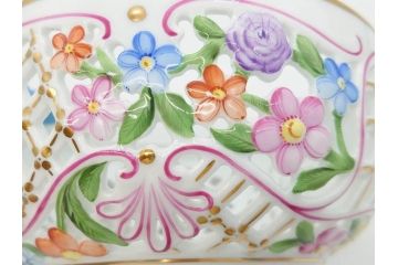 ヘレンド　ハンガリー　HEREND HVNGARY　ファンタジー　苺のつまみが可愛らしい透かしボンボン入れ(HUNGARY、いちご、イチゴ、ストロベリー、洋食器、菓子器、小物入れ)(R-070341)