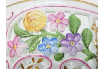ヘレンド　ハンガリー　HEREND HVNGARY　ファンタジー　苺のつまみが可愛らしい透かしボンボン入れ(HUNGARY、いちご、イチゴ、ストロベリー、洋食器、菓子器、小物入れ)(R-070341)
