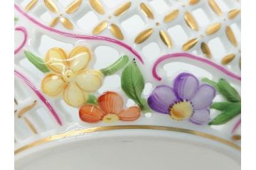 ヘレンド　ハンガリー　HEREND HVNGARY　ファンタジー　苺のつまみが可愛らしい透かしボンボン入れ(HUNGARY、いちご、イチゴ、ストロベリー、洋食器、菓子器、小物入れ)(R-070341)