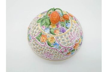 ヘレンド　ハンガリー　HEREND HVNGARY　ファンタジー　苺のつまみが可愛らしい透かしボンボン入れ(HUNGARY、いちご、イチゴ、ストロベリー、洋食器、菓子器、小物入れ)(R-070341)