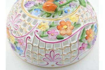 ヘレンド　ハンガリー　HEREND HVNGARY　ファンタジー　苺のつまみが可愛らしい透かしボンボン入れ(HUNGARY、いちご、イチゴ、ストロベリー、洋食器、菓子器、小物入れ)(R-070341)