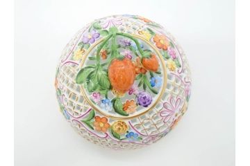 ヘレンド　ハンガリー　HEREND HVNGARY　ファンタジー　苺のつまみが可愛らしい透かしボンボン入れ(HUNGARY、いちご、イチゴ、ストロベリー、洋食器、菓子器、小物入れ)(R-070341)