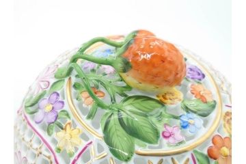 ヘレンド　ハンガリー　HEREND HVNGARY　ファンタジー　苺のつまみが可愛らしい透かしボンボン入れ(HUNGARY、いちご、イチゴ、ストロベリー、洋食器、菓子器、小物入れ)(R-070341)
