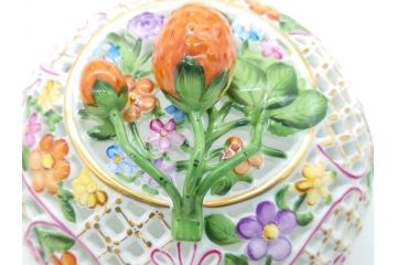 ヘレンド　ハンガリー　HEREND HVNGARY　ファンタジー　苺のつまみが可愛らしい透かしボンボン入れ(HUNGARY、いちご、イチゴ、ストロベリー、洋食器、菓子器、小物入れ)(R-070341)