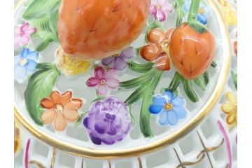 ヘレンド　ハンガリー　HEREND HVNGARY　ファンタジー　苺のつまみが可愛らしい透かしボンボン入れ(HUNGARY、いちご、イチゴ、ストロベリー、洋食器、菓子器、小物入れ)(R-070341)