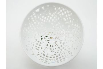ヘレンド　ハンガリー　HEREND HVNGARY　ファンタジー　苺のつまみが可愛らしい透かしボンボン入れ(HUNGARY、いちご、イチゴ、ストロベリー、洋食器、菓子器、小物入れ)(R-070341)