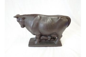 佐藤玄々(朝山)　哺牛　重厚感のある佇まいが魅力的なブロンズ像(オブジェ、置物、ウシ)(R-070343)