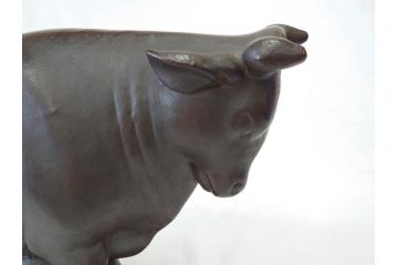 佐藤玄々(朝山)　哺牛　重厚感のある佇まいが魅力的なブロンズ像(オブジェ、置物、ウシ)(R-070343)