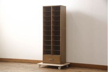 中古　昭和レトロな雰囲気を醸し出す縦型カルテケース(書類ケース、書類棚、収納棚、レターラック)(R-070355)