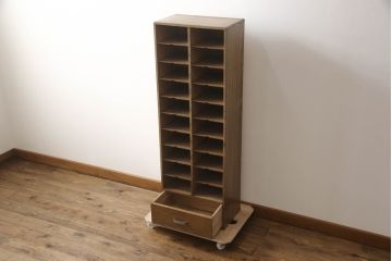 中古　昭和レトロな雰囲気を醸し出す縦型カルテケース(書類ケース、書類棚、収納棚、レターラック)(R-070355)