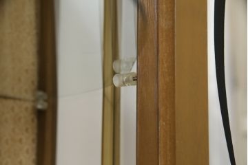 イギリスアンティーク　猫脚が目を引くハーフムーンキャビネット(サイドキャビネット、ガラスケース、ショーケース、飾り棚、戸棚、収納棚、コンソールテーブル、半円、英国)(R-070356)
