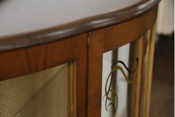 イギリスアンティーク　猫脚が目を引くハーフムーンキャビネット(サイドキャビネット、ガラスケース、ショーケース、飾り棚、戸棚、収納棚、コンソールテーブル、半円、英国)(R-070356)
