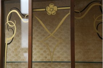 イギリスアンティーク　猫脚が目を引くハーフムーンキャビネット(サイドキャビネット、ガラスケース、ショーケース、飾り棚、戸棚、収納棚、コンソールテーブル、半円、英国)(R-070356)