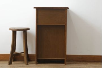 和製ビンテージ　カリモク家具(karimoku)　幅広いインテリアに馴染むお洒落なスリッパラック(スリッパ立て、サイドテーブル、ヴィンテージ)(R-070357)