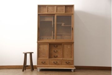 和製ビンテージ　未使用　新古品(中古品)　新潟産　職人手造り　総欅(ケヤキ)無垢材　珍しい無塗装品の二段重ね高級茶箪笥(茶棚、食器棚、収納棚、戸棚、違い棚、飾り棚、ヴィンテージ)(R-070359)