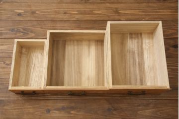 和製ビンテージ　未使用　新古品(中古品)　新潟産　職人手造り　総欅(ケヤキ)無垢材　珍しい無塗装品の二段重ね高級茶箪笥(茶棚、食器棚、収納棚、戸棚、違い棚、飾り棚、ヴィンテージ)(R-070359)