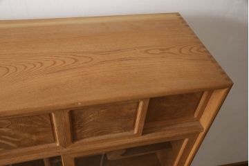 和製ビンテージ　未使用　新古品(中古品)　新潟産　職人手造り　総欅(ケヤキ)無垢材　珍しい無塗装品の二段重ね高級茶箪笥(茶棚、食器棚、収納棚、戸棚、違い棚、飾り棚、ヴィンテージ)(R-070359)