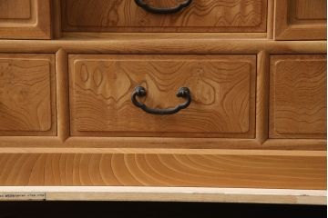 和製ビンテージ　未使用　新古品(中古品)　新潟産　職人手造り　総欅(ケヤキ)無垢材　珍しい無塗装品の二段重ね高級茶箪笥(茶棚、食器棚、収納棚、戸棚、違い棚、飾り棚、ヴィンテージ)(R-070359)