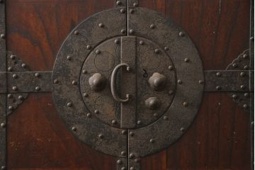 和製アンティーク　上手物　風格漂う佇まいが魅力の総桐箪笥ローボード(衣装箪笥、観音箪笥、和タンス、収納箪笥、引き出し、テレビ台、テレビボード、店舗什器)(R-070363)