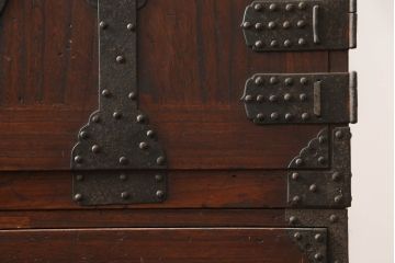 和製アンティーク　上手物　風格漂う佇まいが魅力の総桐箪笥ローボード(衣装箪笥、観音箪笥、和タンス、収納箪笥、引き出し、テレビ台、テレビボード、店舗什器)(R-070363)