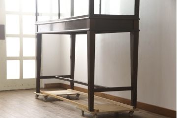 イギリスアンティーク　すっきりしたデザインでも存在感抜群の大きなガラスケース(Gケース、ショーケース、飾り棚、陳列棚、店舗什器、英国)(R-070365)