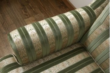 中古　DREXEL HERITAGE(ドレクセルヘリテイジ)　落ち着いた色合いとストライプ柄がクラシカルな雰囲気を高める3人掛けソファ(三人掛けソファ、3P)(R-070386)