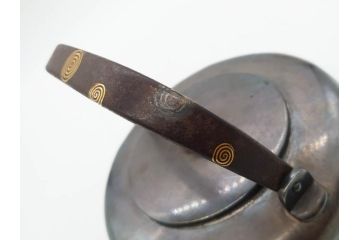 時代物　純銀打出　金銀象嵌　渦紋鉄提手　造り込まれた意匠が見事な銀瓶(急須、やかん、薬缶、湯沸、銀水注、水指、煎茶、茶道具)(R-070410)