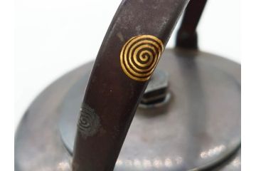 時代物　純銀打出　金銀象嵌　渦紋鉄提手　造り込まれた意匠が見事な銀瓶(急須、やかん、薬缶、湯沸、銀水注、水指、煎茶、茶道具)(R-070410)
