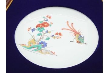 重要無形文化財　人間国宝　十三代　酒井田柿右衛門　錦菊鳳凰文　色彩豊かな絵付けが目を惹く陶額(和皿、飾り皿)(R-070412)