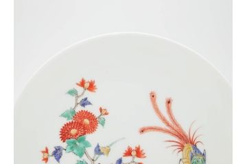 重要無形文化財　人間国宝　十三代　酒井田柿右衛門　錦菊鳳凰文　色彩豊かな絵付けが目を惹く陶額(和皿、飾り皿)(R-070412)