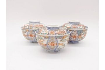江戸期　古伊万里　金彩　色絵　約12cm　3.8寸　一つ一つ丁寧に絵付けされた豪華な蓋付き茶碗3客セット(獅子、松竹、和食器、三寸八分)(R-070415)