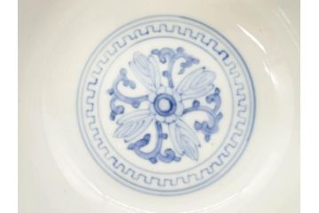 江戸期　古伊万里　金彩　色絵　約12cm　3.8寸　一つ一つ丁寧に絵付けされた豪華な蓋付き茶碗3客セット(獅子、松竹、和食器、三寸八分)(R-070415)